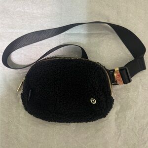Lululemon Everywhere Belt Bag Fleece Black/ Gold 1L